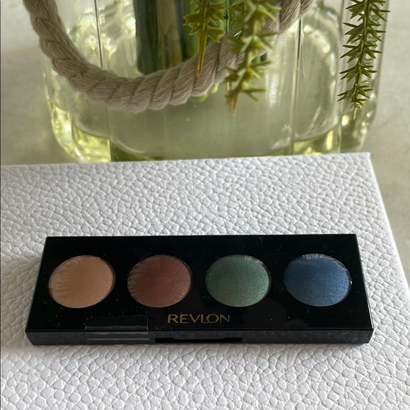 Revlon Eyeshadow Palette - Brown, Green, Blue Shades - Picture 1 of 2